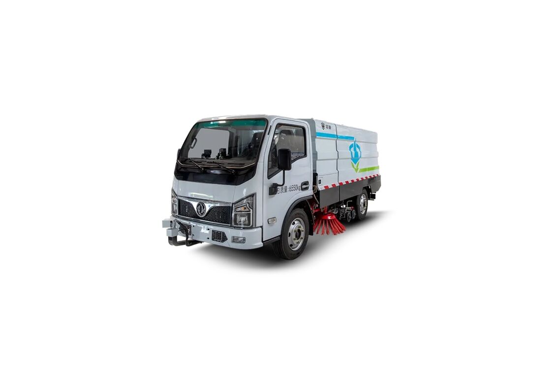7 Ton Sanitation Vehicle Road Sweeper Truck with 2.2 m³ Water Tank 2.6 m Sweeping Width and 300 km Endurance Mileage